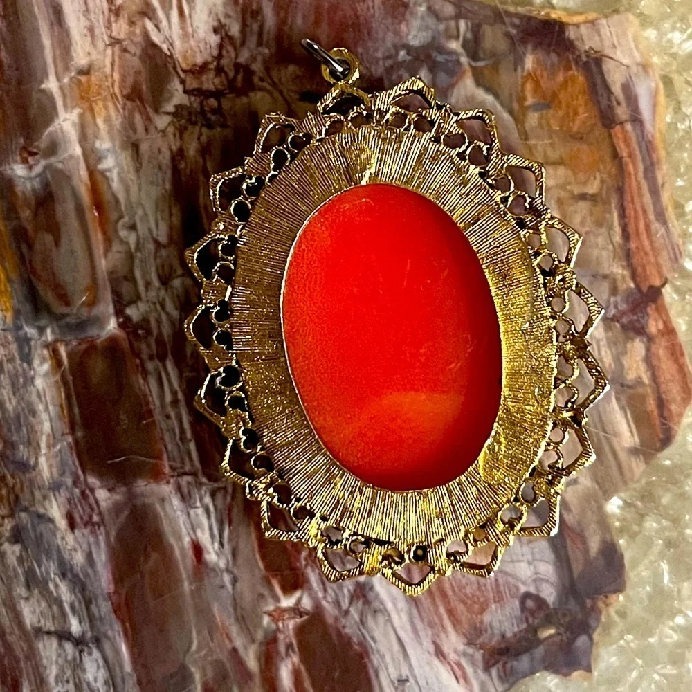 Cameo Bakelite Gold Vintage Pendant Necklace - Picture 3 of 4